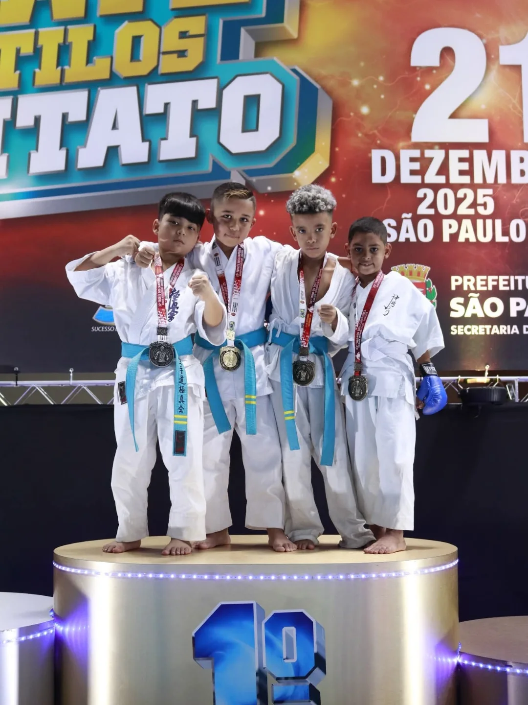 Alunos no pódio de campeonato