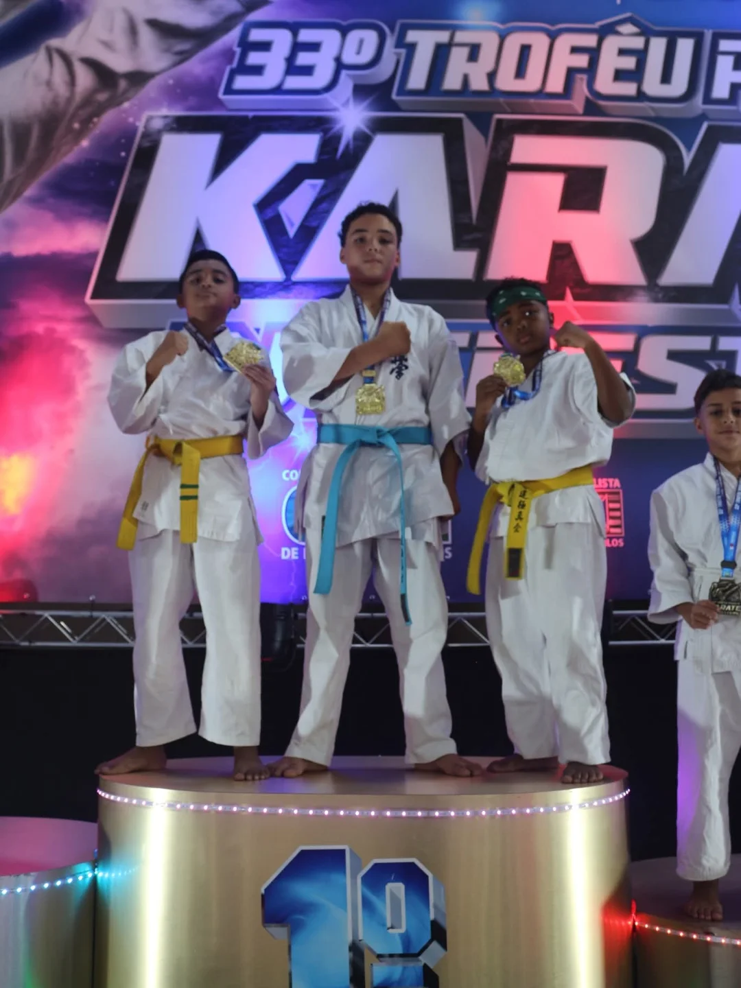 Alunos no pódio do 33º Troféu de Karatê